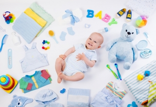 Bebé rodeado de artículos de regalo