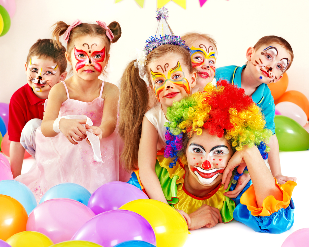 Fiesta infantil.Niños disfrazados y caras pintadas