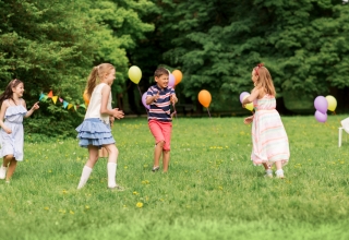 Niños jugando con globos al aire libre