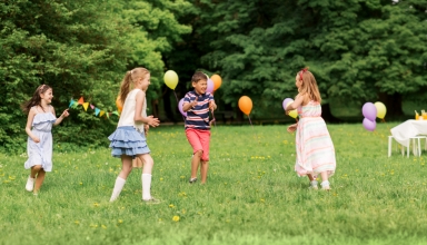 Niños jugando con globos al aire libre